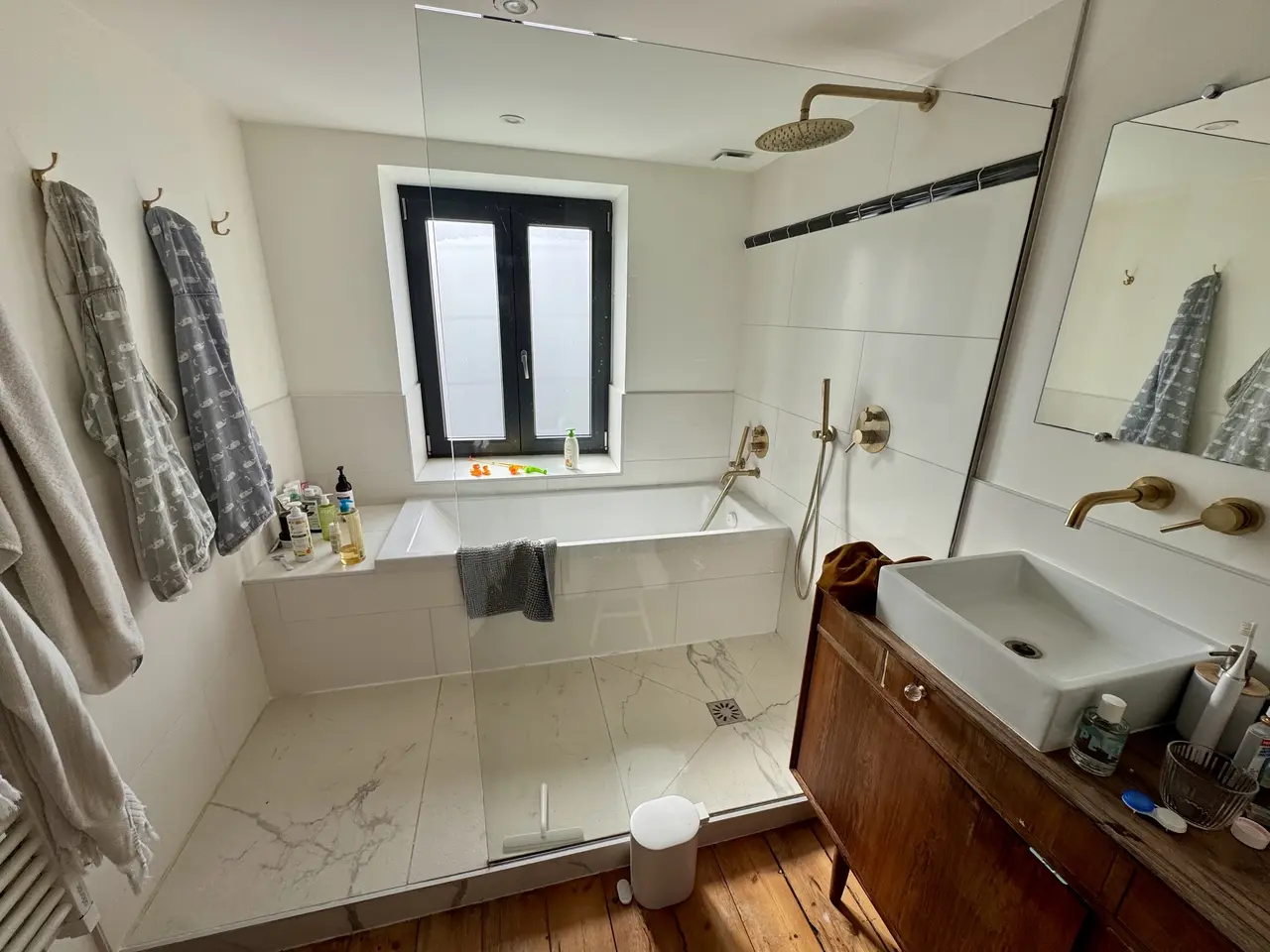 Salle de bains d’inspiration japonaise avec baignoire, douche vitrée et vasque